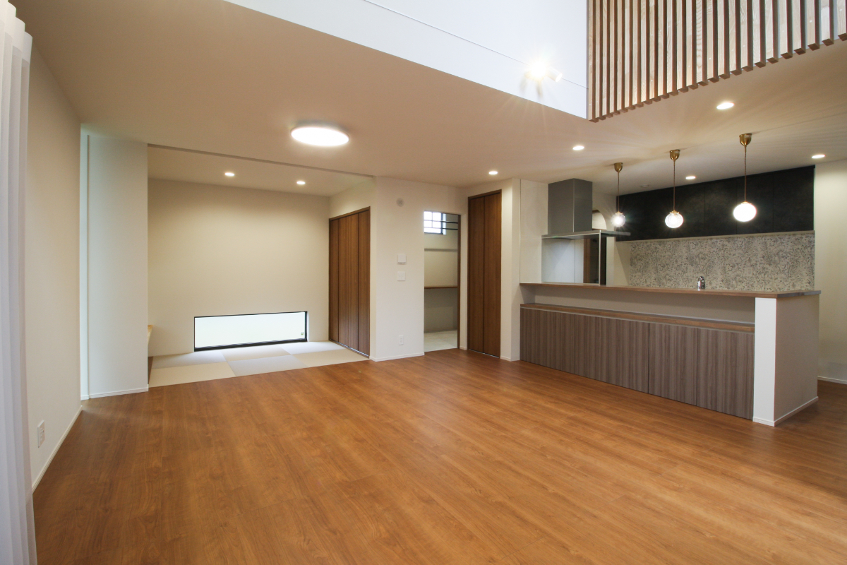 吹抜けルーバーがつくる、陰影の美しい住まい