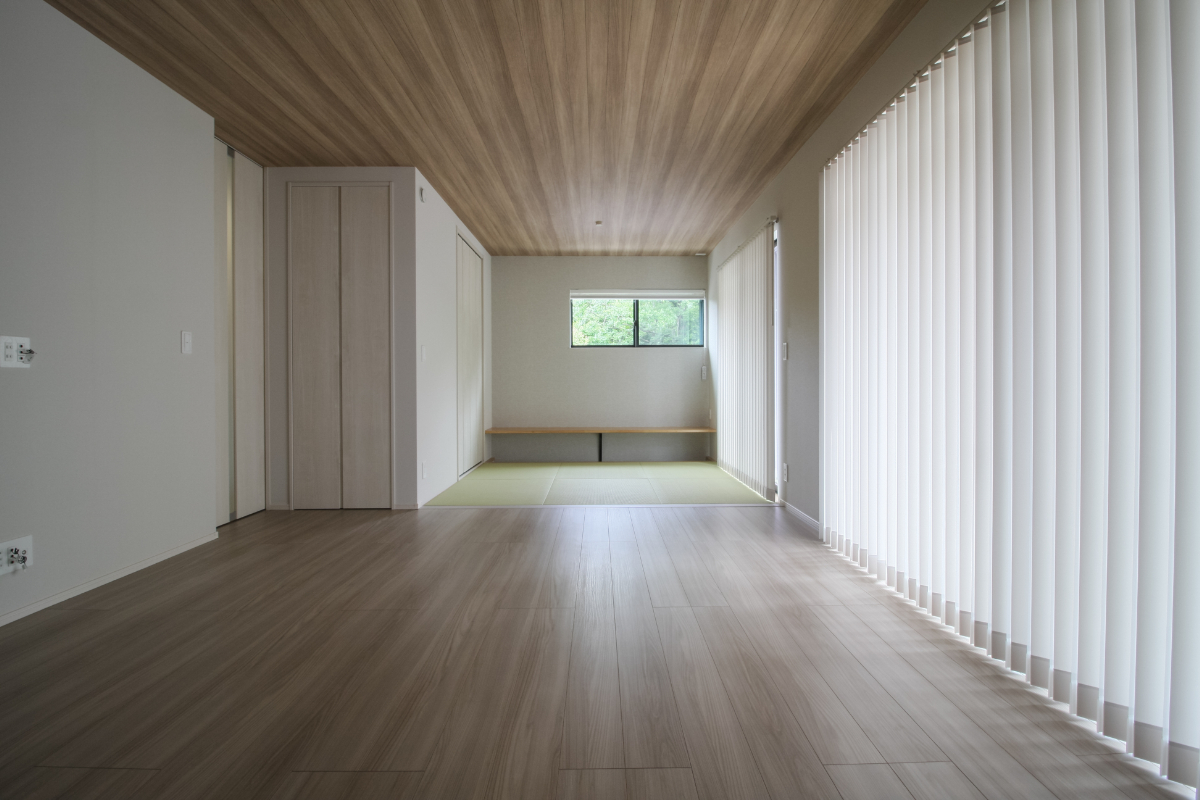 軒と木のぬくもりに包まれる、のびやかな平屋