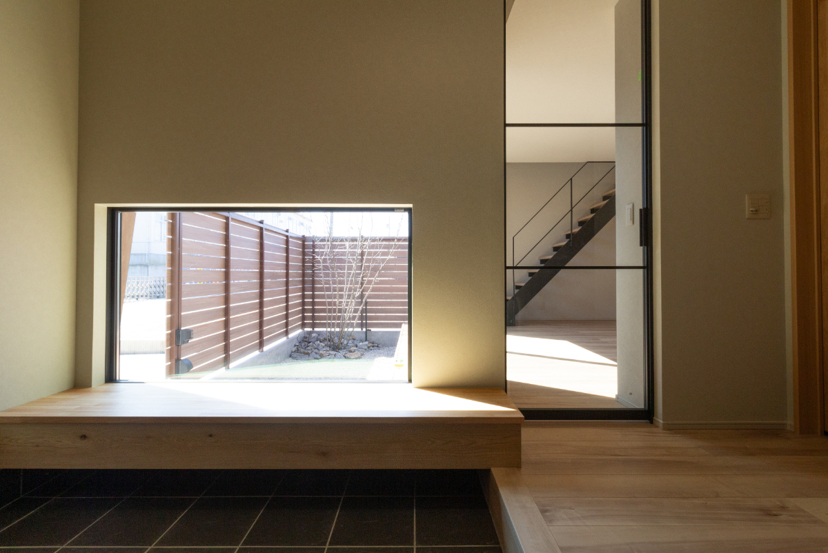 視線と光がめぐる、開放的なお家