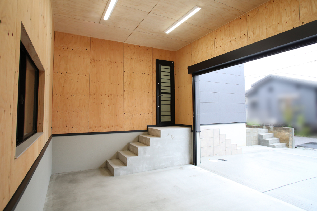 無駄のないフォルムに機能を内包した、ガレージつき事務所