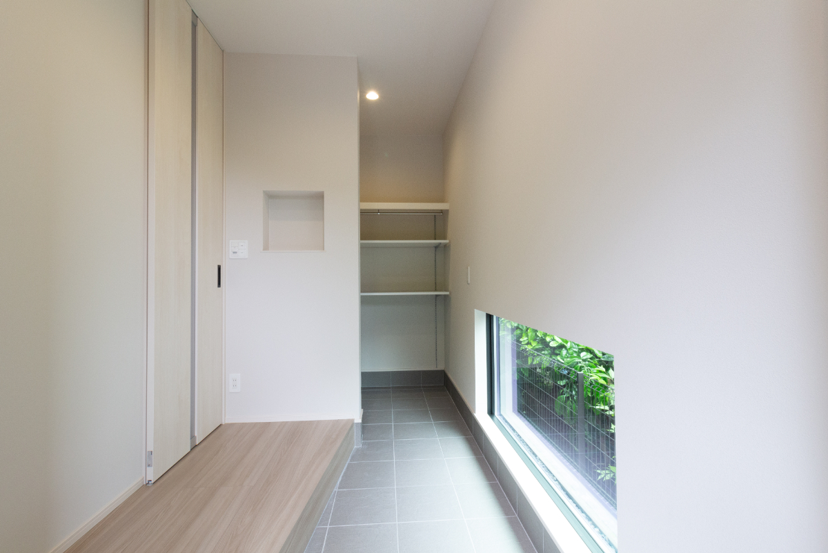 軒と木のぬくもりに包まれる、のびやかな平屋