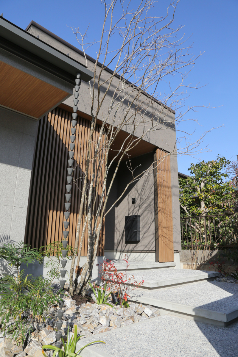 ガレージつきの中庭を囲んだ平屋のお家