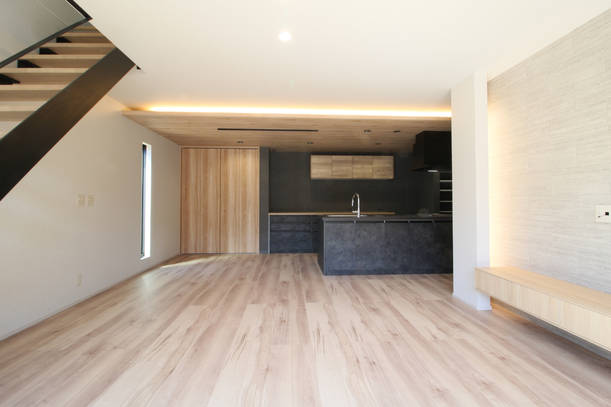 視線と光がめぐる、開放的なお家