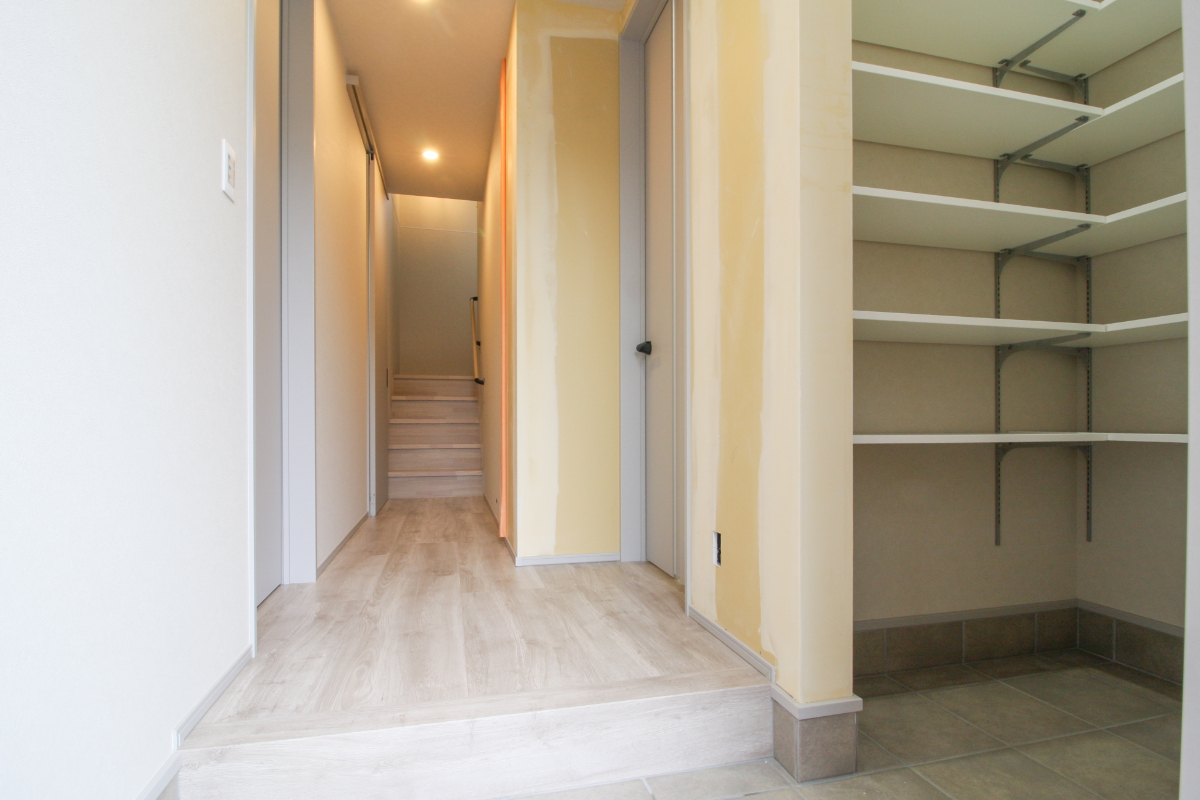 無駄のないフォルムに機能を内包した、ガレージつき事務所