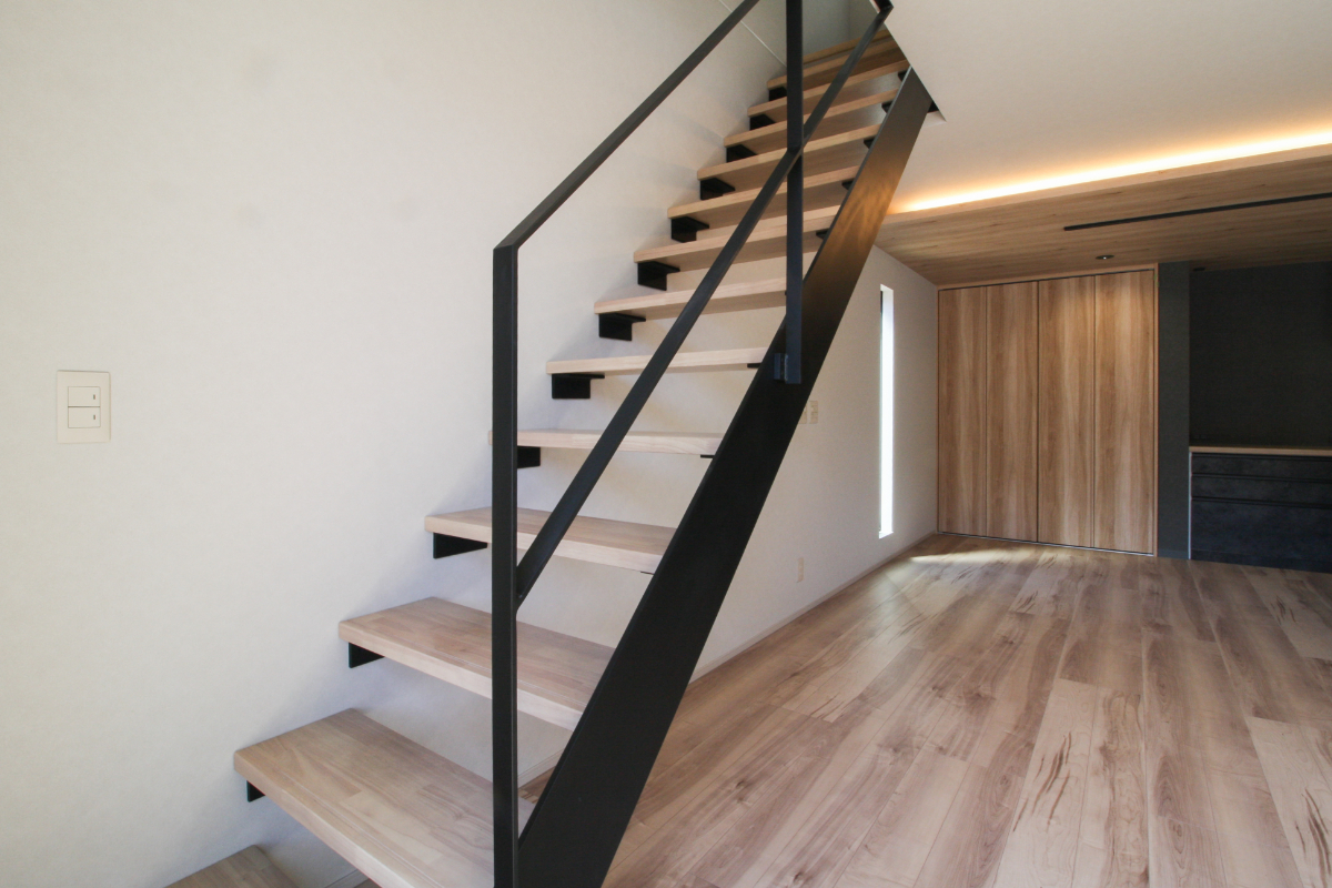 視線と光がめぐる、開放的なお家