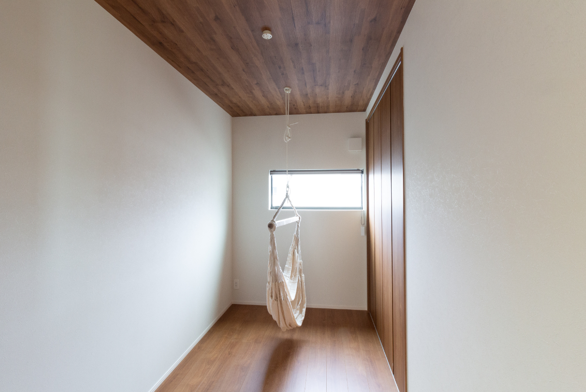 吹抜けルーバーがつくる、陰影の美しい住まい