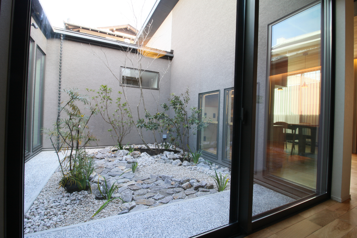 ガレージつきの中庭を囲んだ平屋のお家