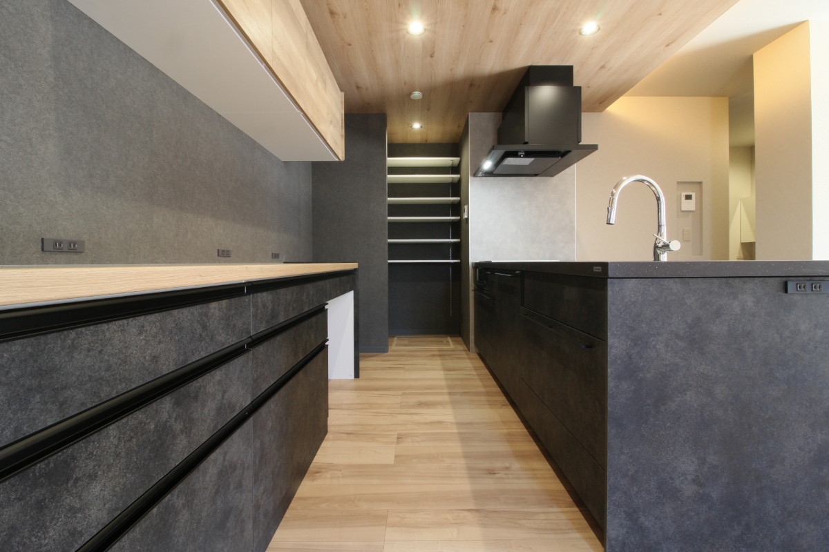 視線と光がめぐる、開放的なお家