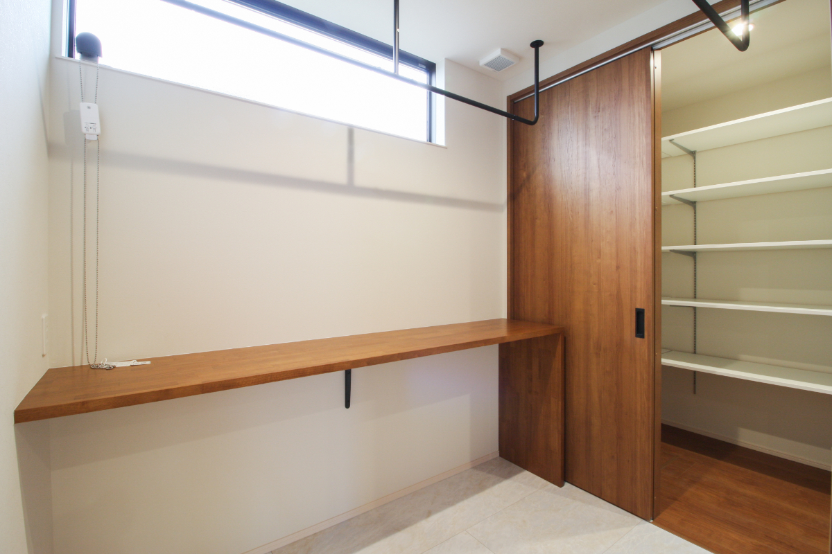 吹抜けルーバーがつくる、陰影の美しい住まい