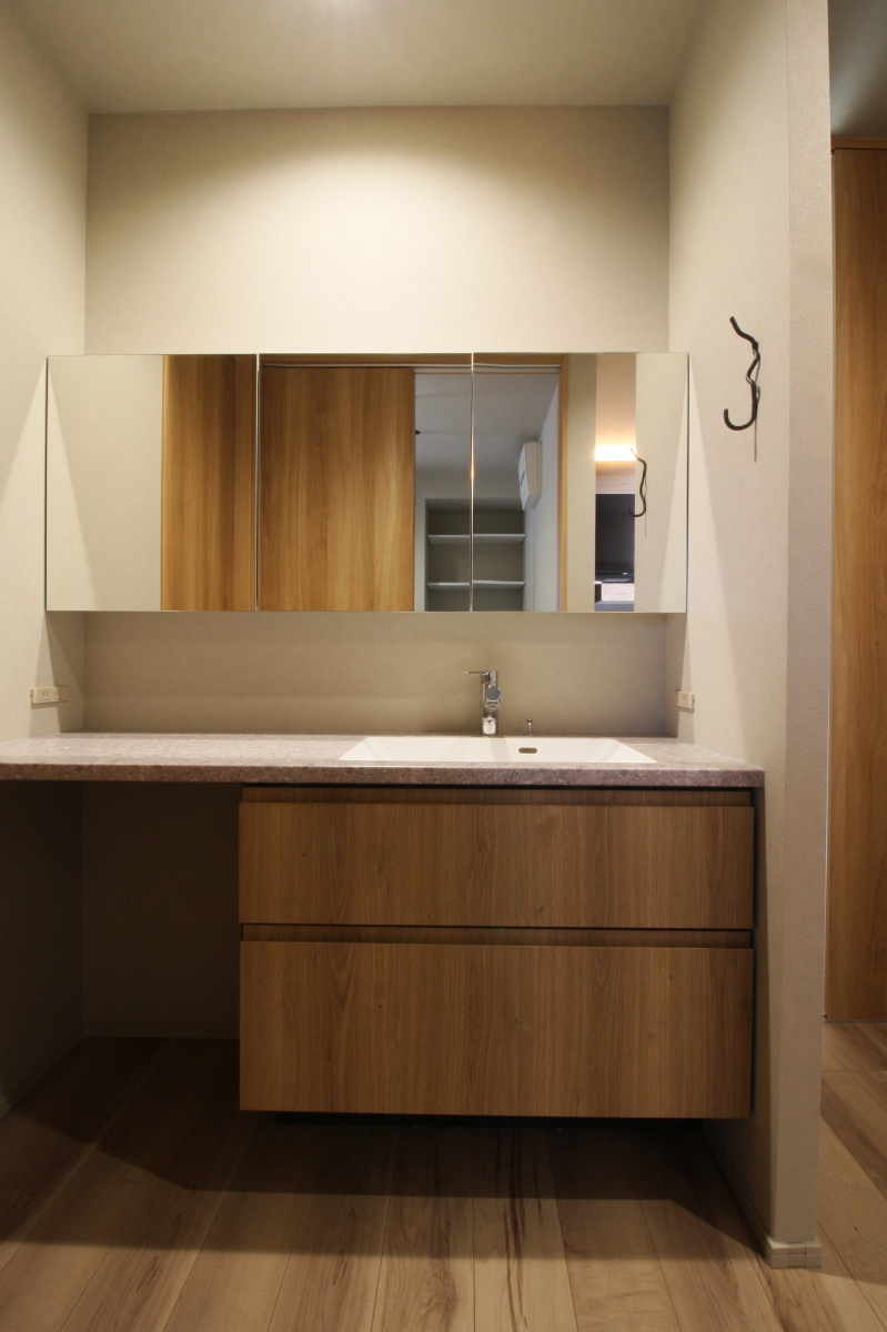 視線と光がめぐる、開放的なお家