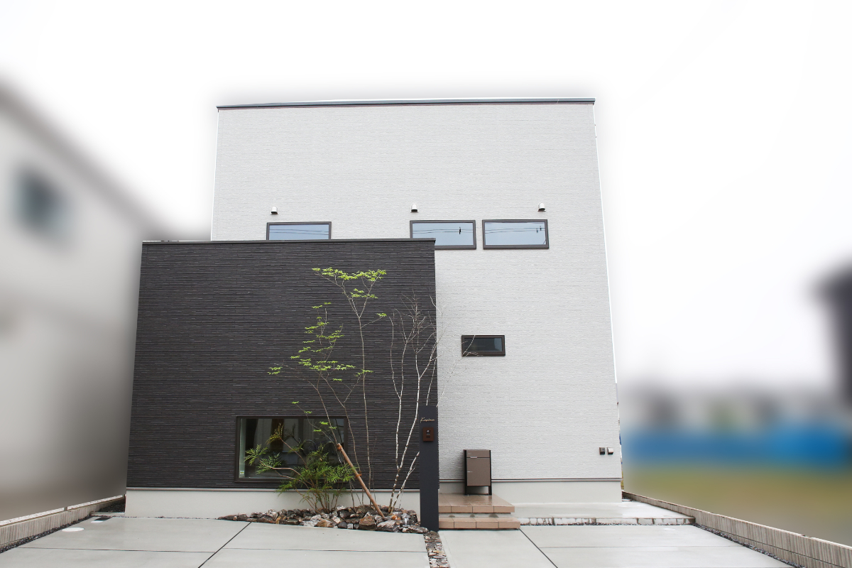 吹抜けルーバーがつくる、陰影の美しい住まい