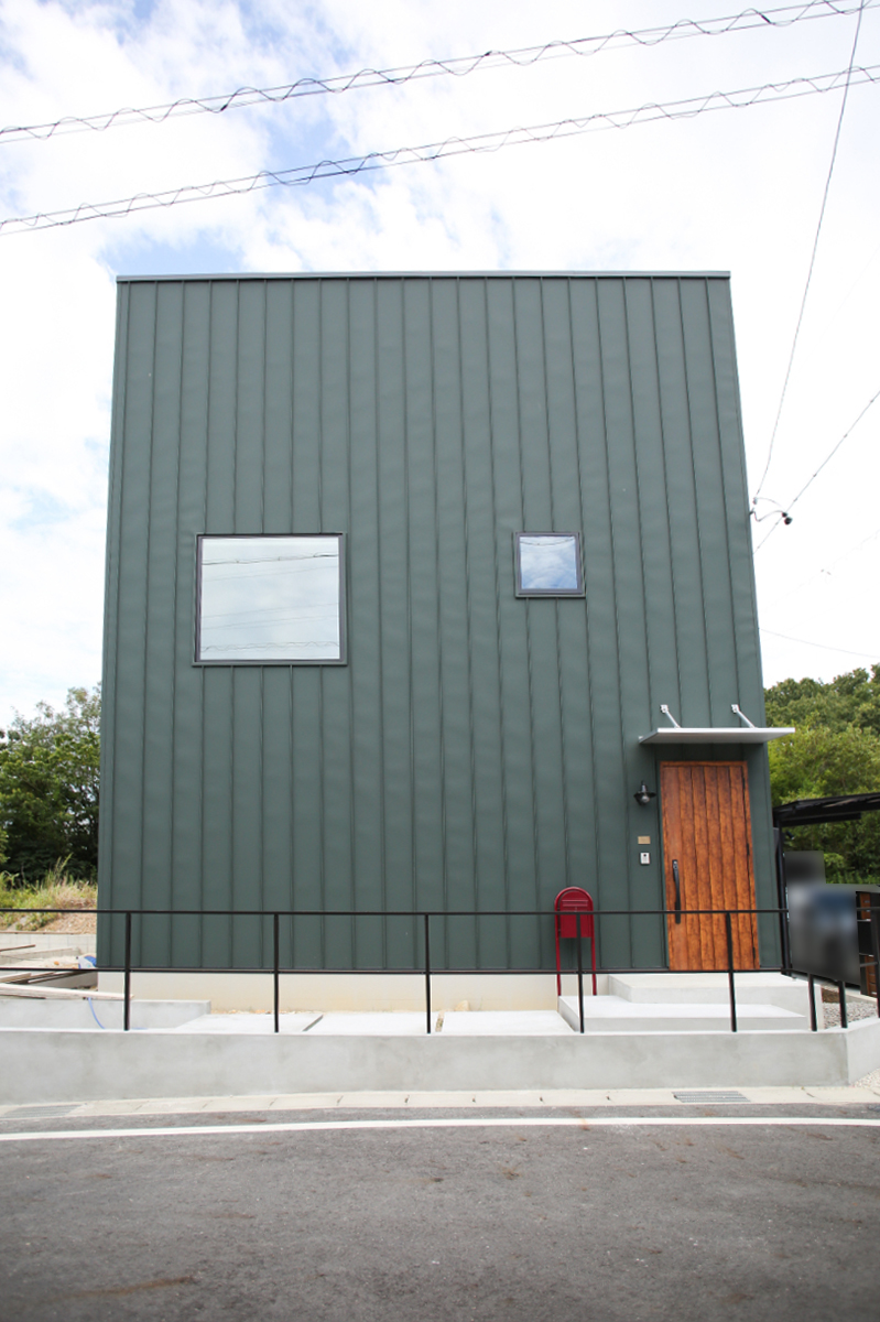 グリーン×ブラウンの素材を活かしたお家　ZERO-CUBE＋SKYBALCONY